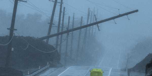 In Hawaii, a Rare Tropical Storm Leaves 200,000 Without Power